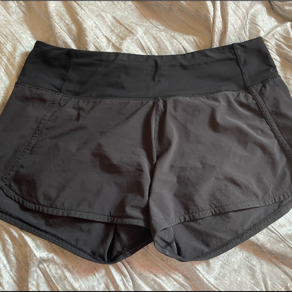 Lululemon size 6 Speed Up shorts